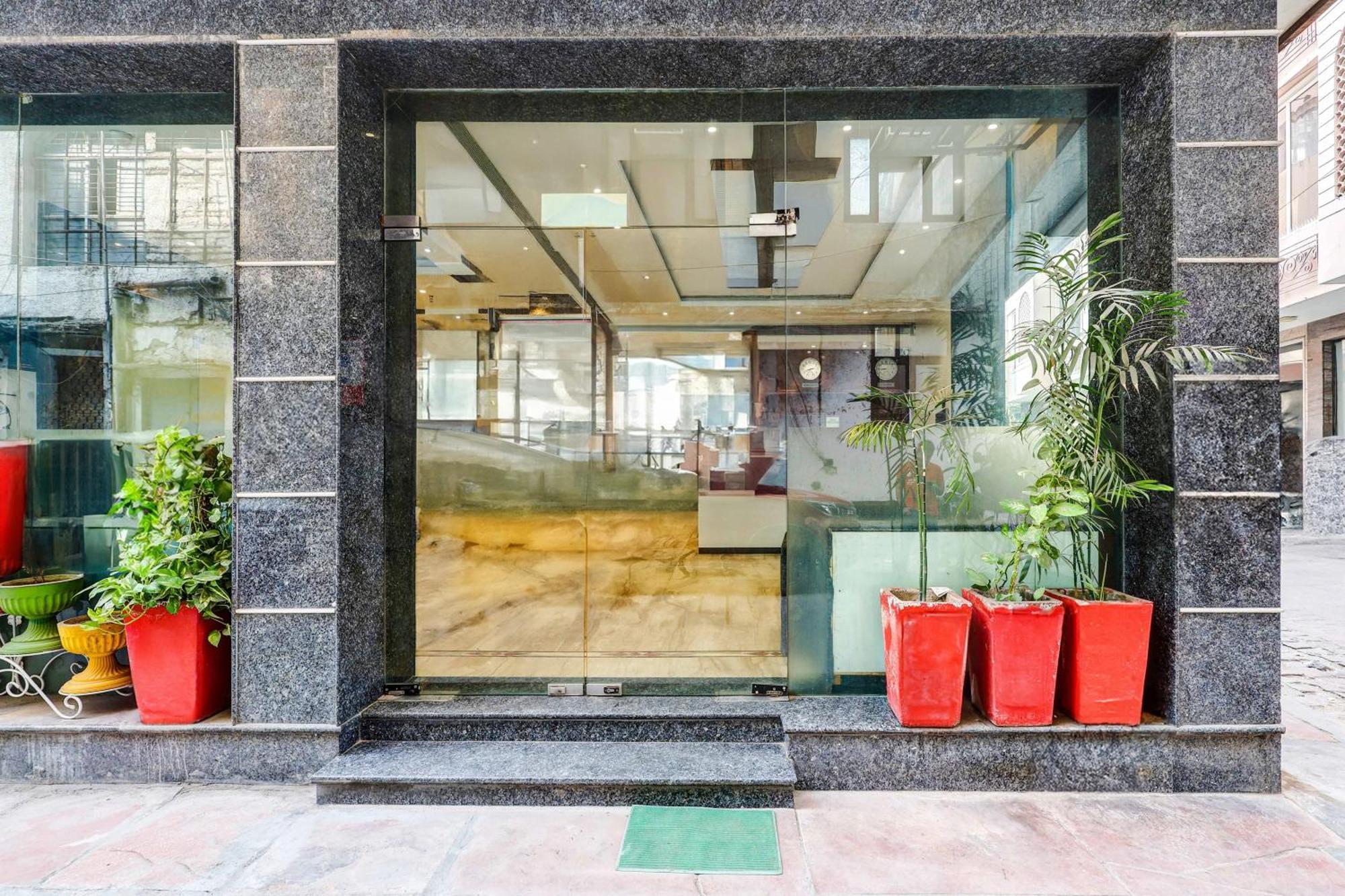 Super Townhouse Arakashan Road Paharganj Formerly Mohan International Нью-Делі Екстер'єр фото